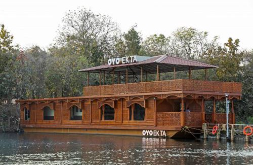 Rajpipla Boat Rental | Experience Ekta Houseboat by the Statue of Unity, Kevadia
