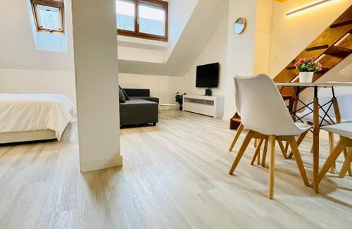 Biescas Apartment | Modern El Ático Nuevo: Central Location with Top Amenities