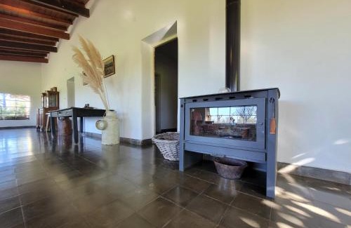 Gowland House | Pet-Friendly El Búho - Ideal Family Retreat in the Country