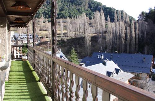 Sallent de Gallego House | Discover El Balcón del Garmo: 4-Star Family-Friendly Escape