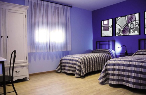 Penalba House | Inviting El Balsetón: Pet-Friendly Retreat with Hot Tub