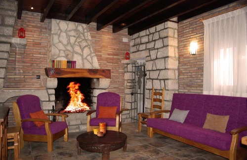 Penalba House | Inviting El Balsetón: Pet-Friendly Retreat with Hot Tub
