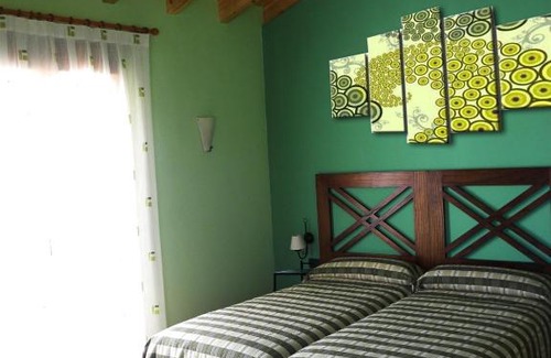 Penalba House | Inviting El Balsetón: Pet-Friendly Retreat with Hot Tub