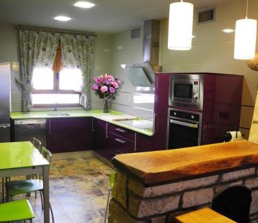 Penalba House | Inviting El Balsetón: Pet-Friendly Retreat with Hot Tub