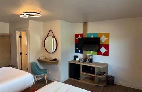 St. Helena Hotel | El Bonita Motel: Family-Friendly Retreat with Ocean Views