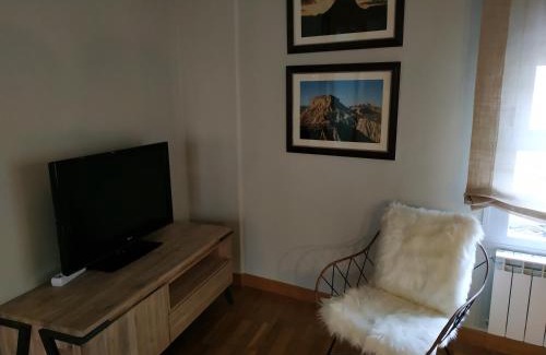 Arguedas Apartment | El Bordon: Highly Rated Getaway for Families and Pets