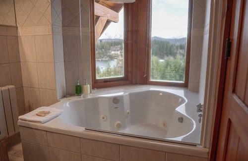 Villa La Angostura Hotel | Exceptional Hosteria Amigos del Bosque: Pool, Spa & Breakfast