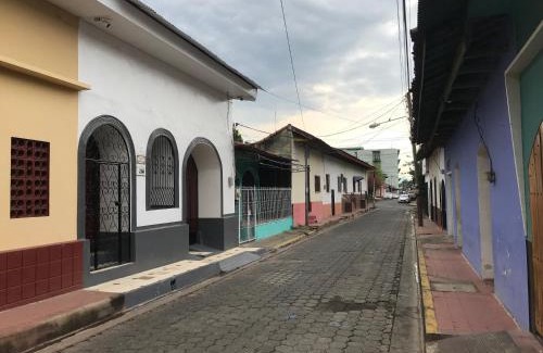 Leon House | Comfortable El Callejon Guest House with Kitchen Access