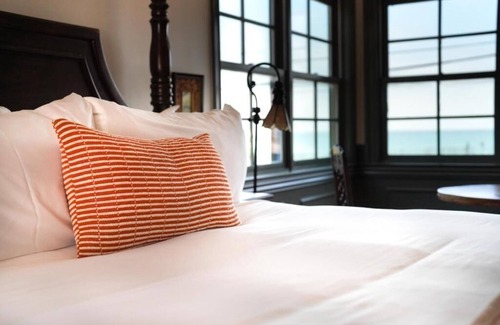 Capistrano Beach Hotel | Relax at El Caminante Bar & Bungalows with Ocean View Pool