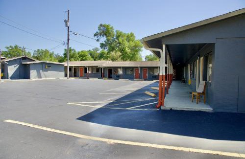 Tallahassee Hotel | Relaxing Stay at El Camino Motel with Spa Amenities