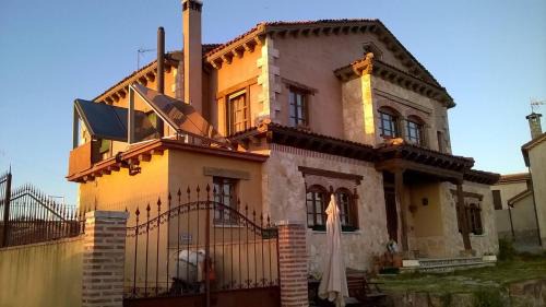 Villovela de Piron House | Experience El Camino Real: Pet-Friendly with Breakfast