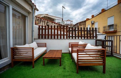 Distrito Centro-Casco-Antiguo Apartment | Discover El Castúo: Historic Center Hotel with Parking