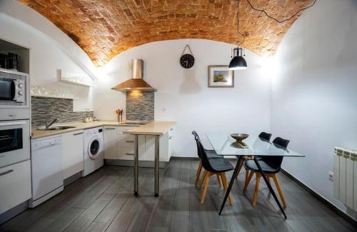 Distrito Centro-Casco-Antiguo Apartment | Discover El Castúo: Historic Center Hotel with Parking