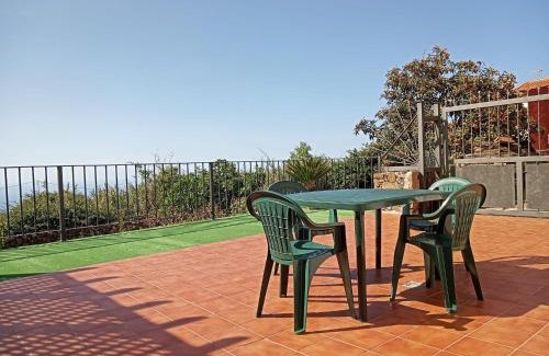 Icod de los Vinos Apartment | Discover El Cercado: Family-Friendly with Oceanfront Pool
