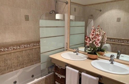 Icod de los Vinos Apartment | Discover El Cercado: Family-Friendly with Oceanfront Pool