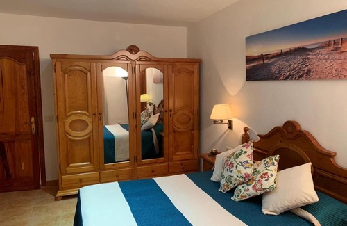 Icod de los Vinos Apartment | Discover El Cercado: Family-Friendly with Oceanfront Pool