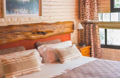 Trelew Cabin | El Colibrí Cabañas: Family-Friendly Oasis with Ocean Views