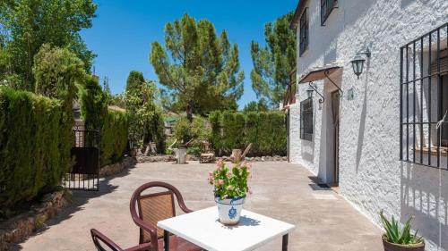 Tozar House | Relaxing Family Retreat at El Cortijuelo de la Media Luna