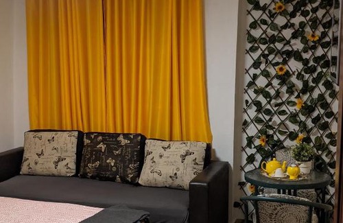 San Cristobal House | Dreamy Private Room for Pet Lovers - Affordable Comfort
