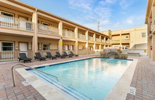 South Padre Island Hotel | Relax at El Delfín Lodge with Oceanfront Views & Pool