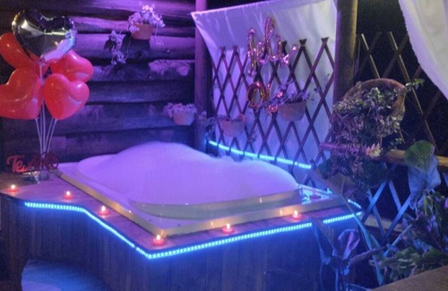 Villa Hermosa Cabin | Cozy El Diamante Magic Night Cabin with Hot Tub & Fireplace