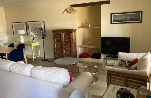Grajal de Campos House | Discover El Encanto de un Pueblo: Pet & Family Friendly Stay