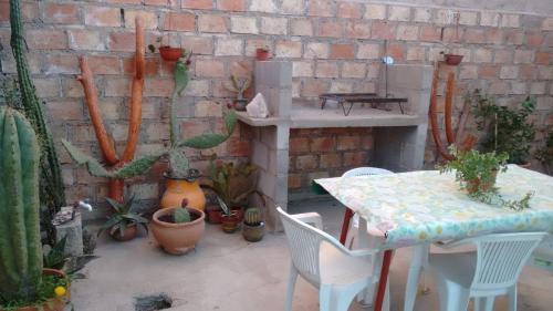 Juana Koslay Apartment | El Encuentro: Pet-Friendly Retreat with Breakfast Included