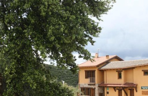 Berzosa del Lozoya Apartment | Pet-Friendly Getaway at El Esguízaro with Pool & Dining