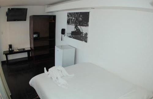 Manuel Antonio Hotel | Beachfront Escape at El Faro Containers Hotel with Pool & Views