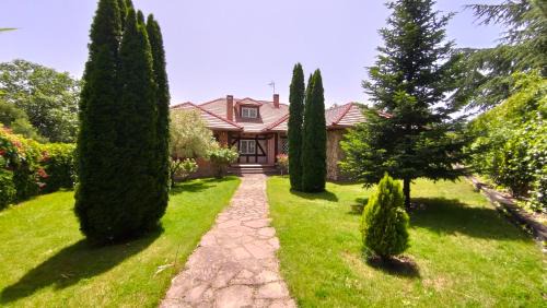 Becerril de la Sierra House | Oceanfront Escape at El Huerto de la Reina - 4-Star Retreat