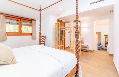 Can Ginebre Apartment | Relax in El Huerto: Oceanfront Apartment with Pool Access