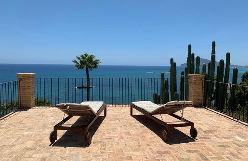 Altea la Vella Bed & Breakfast | Elegant El Jardin Botánico Villa LUZ with Oceanfront Views