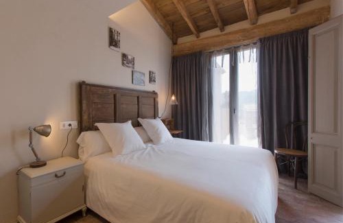 Olot Apartment | Elegant El Jardinet de Sant Esteve with Oceanfront Pools