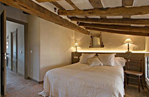 Olot Apartment | Elegant El Jardinet de Sant Esteve with Oceanfront Pools