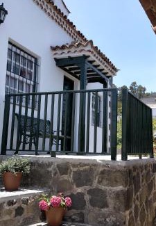 Las Rosas House | Discover Family-Friendly Comfort at El Lagar de Piedra