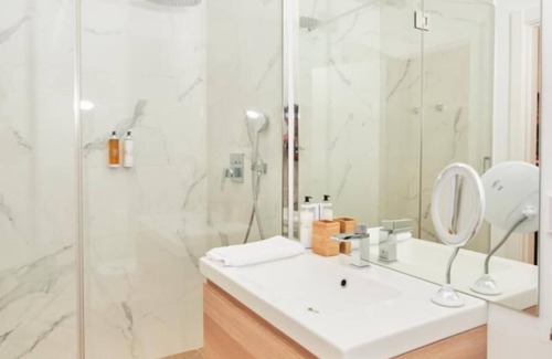 Palmones Apartment | El Limonar 4: Guest Rated Perfection with Terrace Retreat