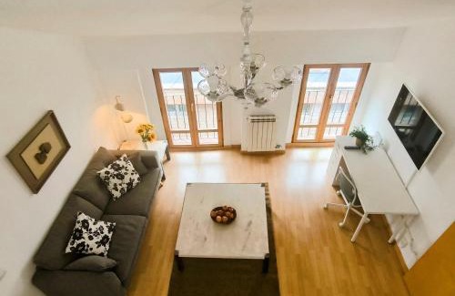 San Pablo Apartment | Discover El Loft del Casco: Rated 9.4/10 & Family-Friendly