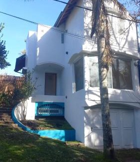 Villa Gesell House | Discover El Lugar: Pet-Friendly Retreat with Hot Tub