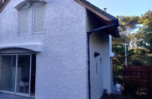 Villa Gesell House | Discover El Lugar: Pet-Friendly Retreat with Hot Tub
