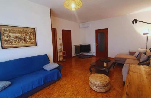Colà Di Lazise Apartment | Oceanfront El Lugo Apartment with Pet-Friendly Amenities