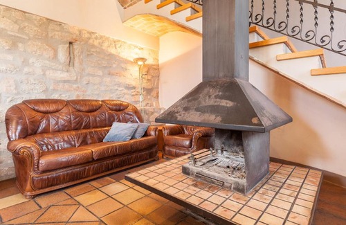 Sant Marti de Tous House | Discover El Mas de Tous: Top-Rated Family-Friendly Retreat