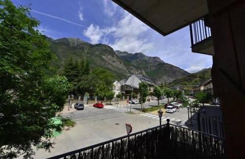Benasque Apartment | Family-Friendly El Mirador de las Tucas - Rated 9.5/10!