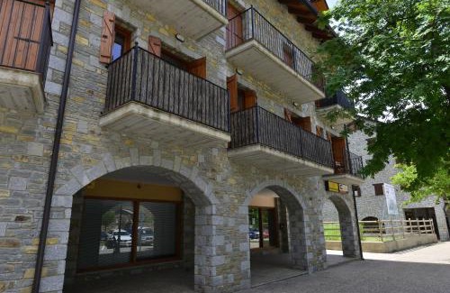 Benasque Apartment | Family-Friendly El Mirador de las Tucas - Rated 9.5/10!