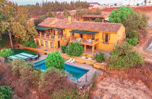 Mairena del Alcor Villa | Discover El Mirador del Acueducto: Pet Friendly Getaway