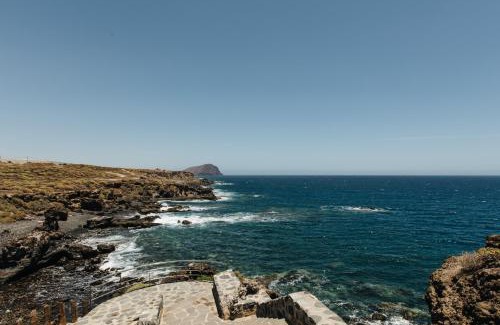 Los Abrigos Apartment | Unforgettable Views at El Mirador: Oceanfront Family Escape