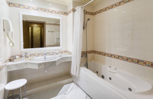 Tozeur Hotel | Discover El Mouradi Tozeur: Family-Friendly Oasis with Spa