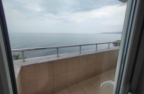 Akcaabat Apartment | Oceanfront El Navras Apartment with Family-Friendly Amenities