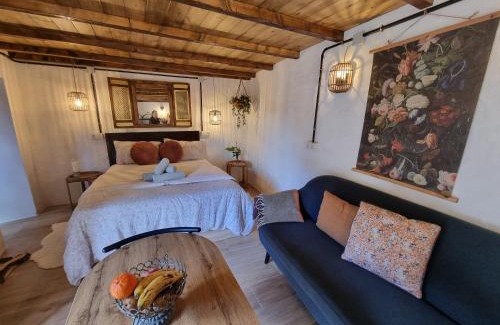 Las Lagunetas Apartment | Elegant El Nido Fuente Hervera Loft with Hot Tub Access