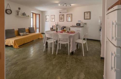 Vernazza Apartment | Cozy El Nin Apartment with Terrace and Oceanfront Views
