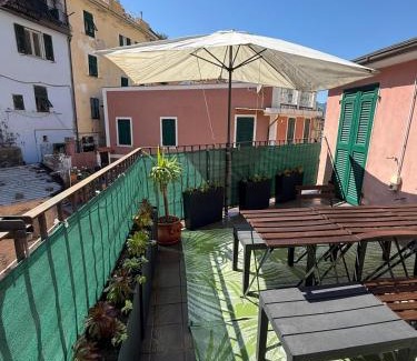 Vernazza Apartment | Cozy El Nin Apartment with Terrace and Oceanfront Views